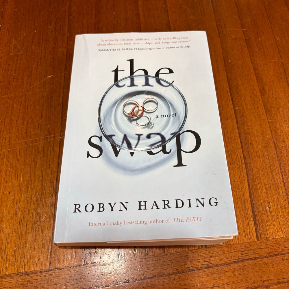 3/$20 📚 The Swap Robyn Harding Paperback